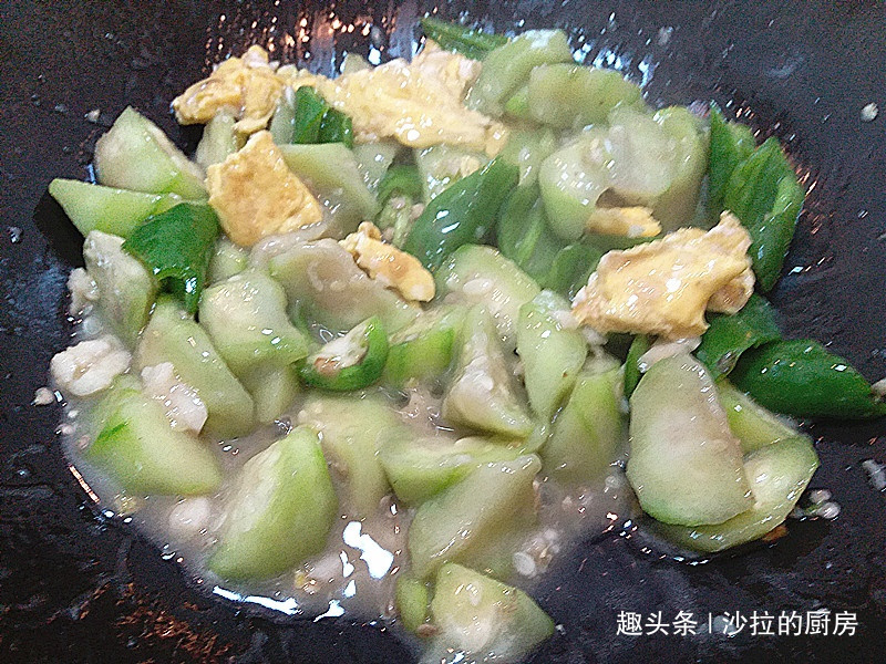 嫩白|夏季遇到此菜多吃些,维C是黄瓜的8倍,排出毒素,肌肤细腻嫩白