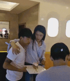 |幽默笑话:“看清楚喔!等会儿出来,别说我偷了你们的猴子!”……