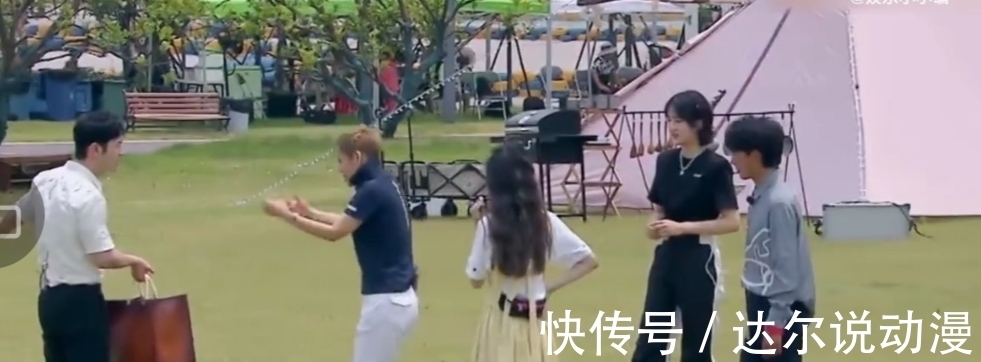 龚俊|宁静嚣张拿捏黄晓明,黄店长变卑微小弟,龚俊铭记打工人身份