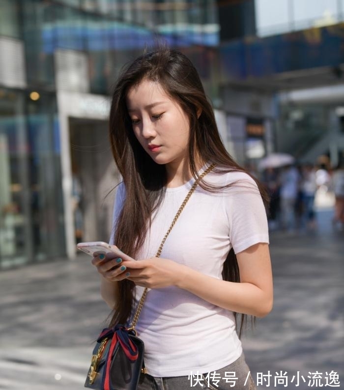 搭配|白色短袖搭配紧身牛仔裤,既显瘦又有型,时尚女人都喜爱