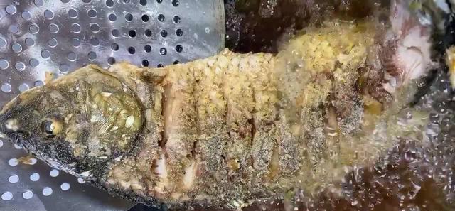 红烧鱼怎么做好吃？2个环节很重要，肉质鲜嫩味美不腥又入味