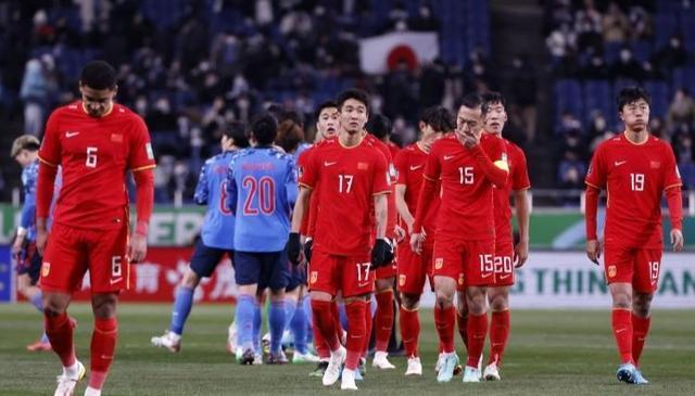 球迷|凌晨1点!权威媒体再现争议报道:李霄鹏遭质疑,球迷骂声一片