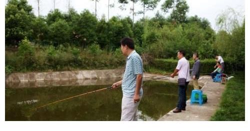 钓鱼“三部曲”，先做饵料再看水，最后甩饵再抛钩，大鱼咬钩不断