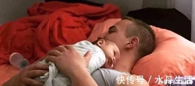 大宝|一家四口“睡觉照”走红,网友调侃父母是真爱,孩子是意外