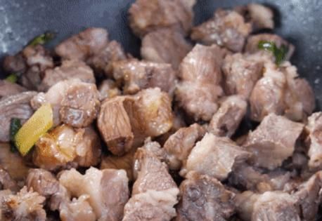 炖牛肉时,先焯水还是直接炖?学会这1招,牛肉软烂易嚼无腥味
