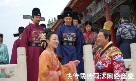 朱棣!千古绝对, 上联 塘里水鸭, 嘴扁脚短叫呷呷;下联经典至极!