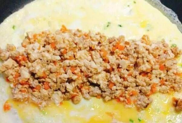 鸡蛋和豆腐是在鸡蛋卷做的,就连老厨师也点头称赞这道美食