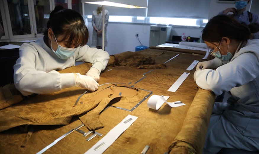 新疆之旅|营盘遗骸身上穿着“罽袍”,专家用三个“妙”招,将其修复完成