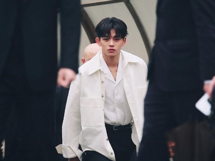 奔跑吧9发布会黄旭熙白衬衣有少年感，蔡徐坤的西装却如同霸总