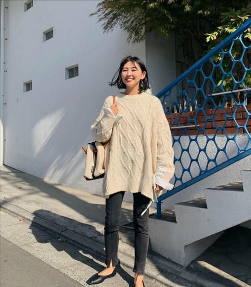 小白鞋不吃香了,今年流行“一脚蹬”,配牛仔裤,不仅时髦还显高