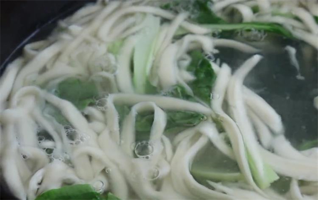 想吃刀削面不用去饭店，手把手教你在家就能做，方法超简单