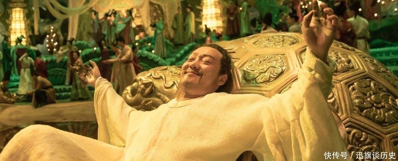 陶渊明$李白最俗的一首诗，尤其第二句俗气之极，却写出了最美的饮酒境界