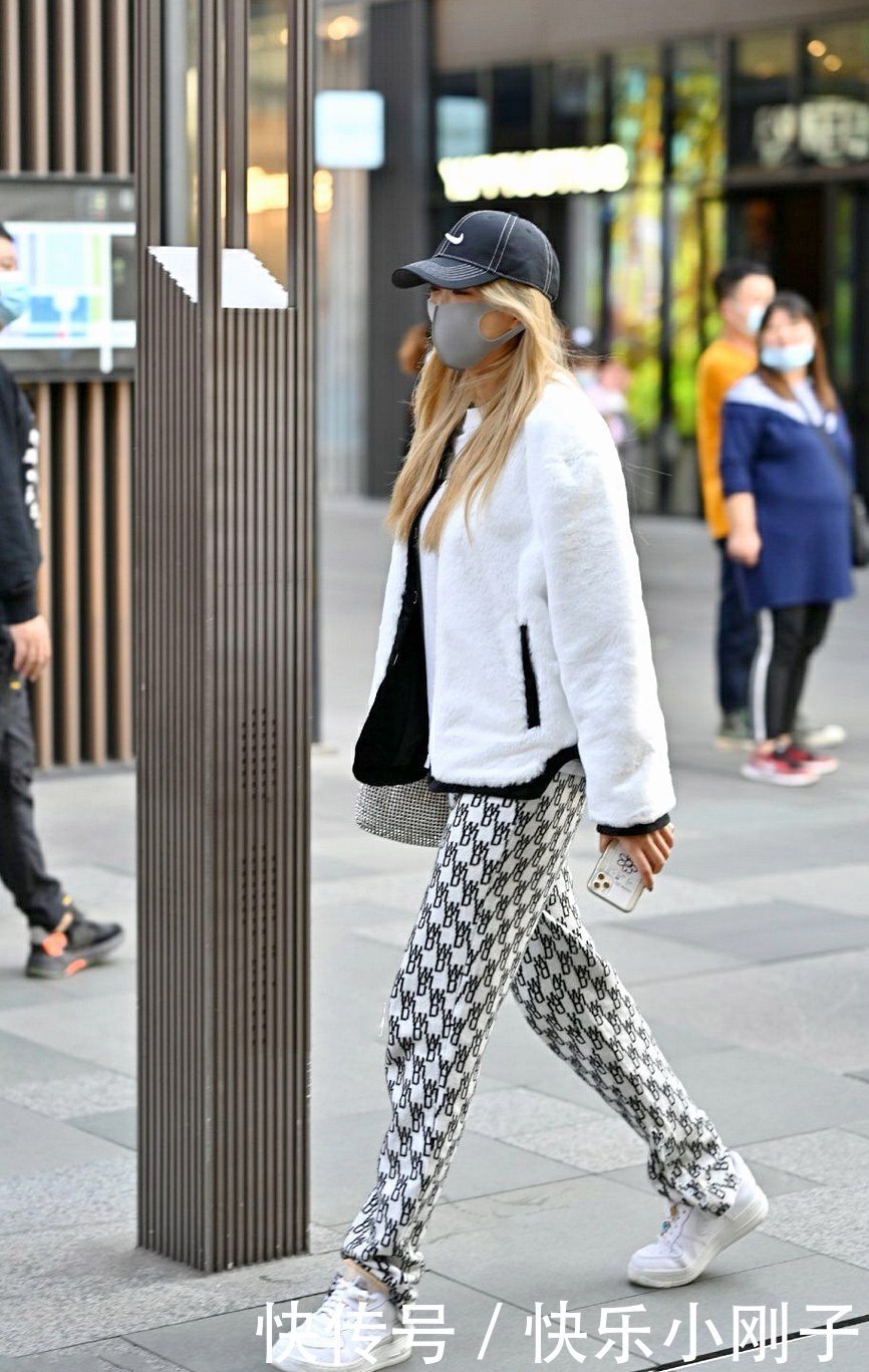 一双小白鞋穿四季,被誉为性价比最高的单品,怎么穿都不腻