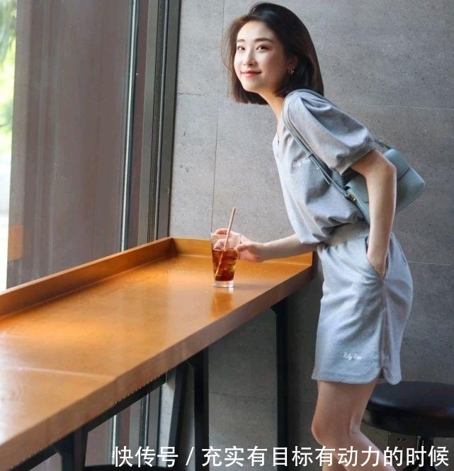 成熟|成熟女人怎么穿才好看呢？简约温柔的穿搭就很不错，高级又有魅力