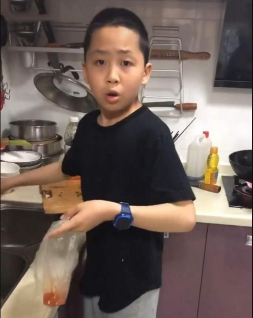 晚饭|10岁男孩半夜偷做宵夜,妈妈掐着时间来“混饭”,堪称吃货母子