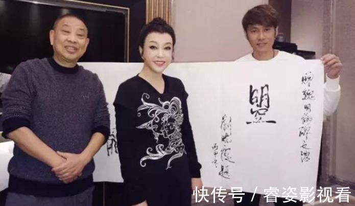 书法作品$刘晓庆办书法展,穿紧身旗袍胸前还戴超大玉石,被曝16字卖108万