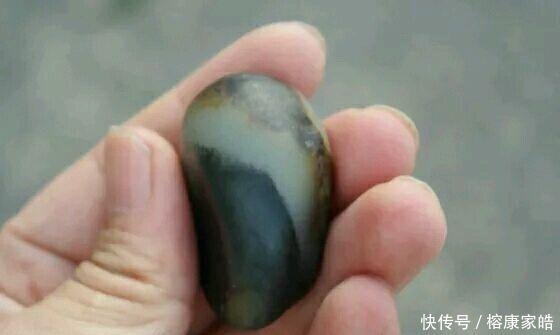 雕工|好好的一块玉石,花了1000块给雕成这鬼样子,悲催!