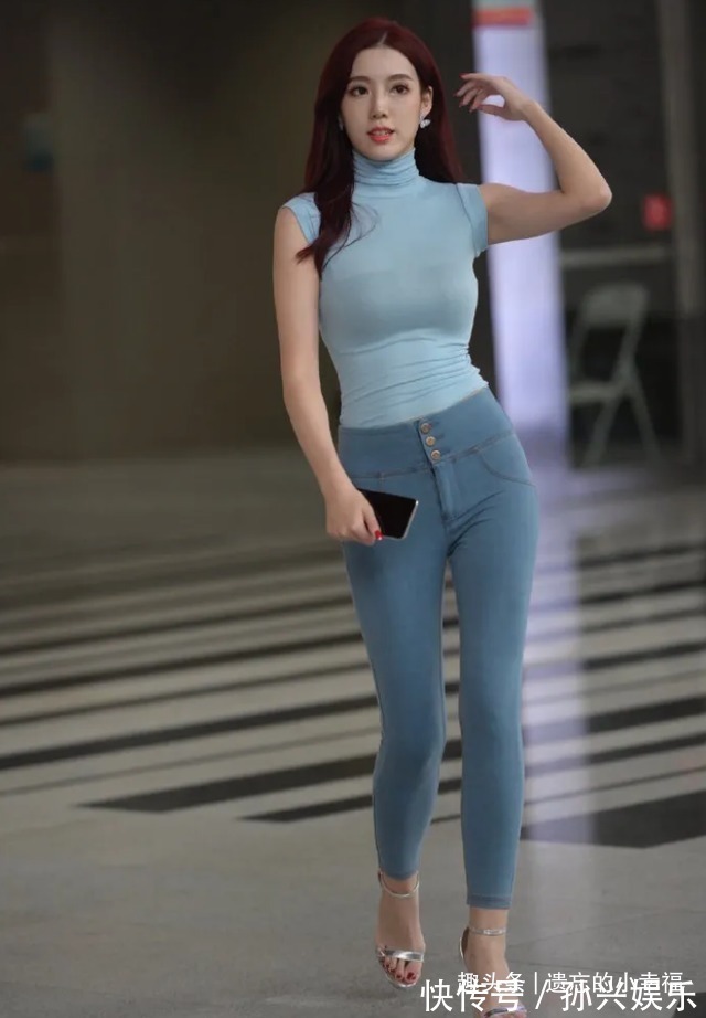 温婉 蓝色无袖高领T恤,搭配修身长牛仔裤,温婉迷人有气质