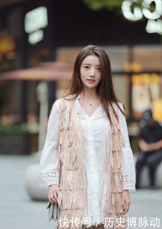 百变时尚的穿搭，短裤和裙子这么搭配，简约大方有气质