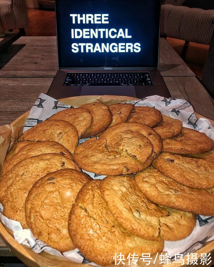 28个巨石强森的菜单，满满一桌子太能吃，还边吃边看电影太享受