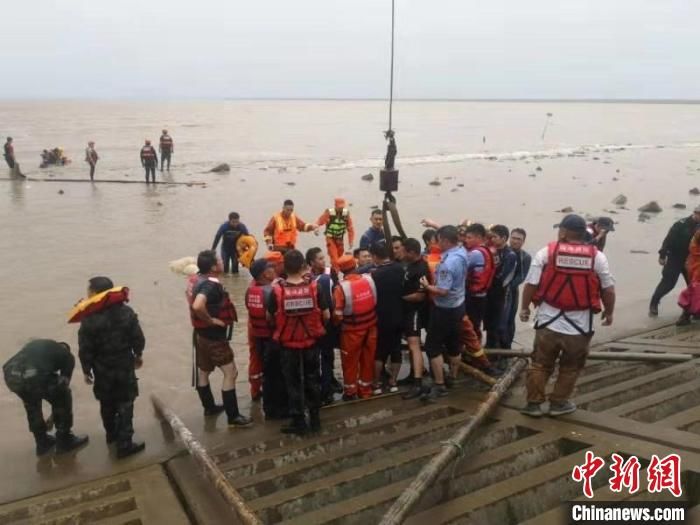 浙江|浙江临海上演“鲸”险营救：搁浅瓜头鲸均已妥善安置