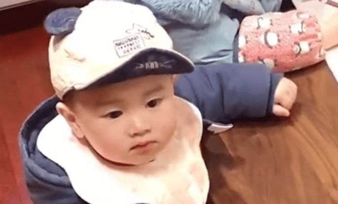 宝妈|二宝欲上前“捣乱”,被姐姐一个“眼神杀”吓退,乖怂表情亮了