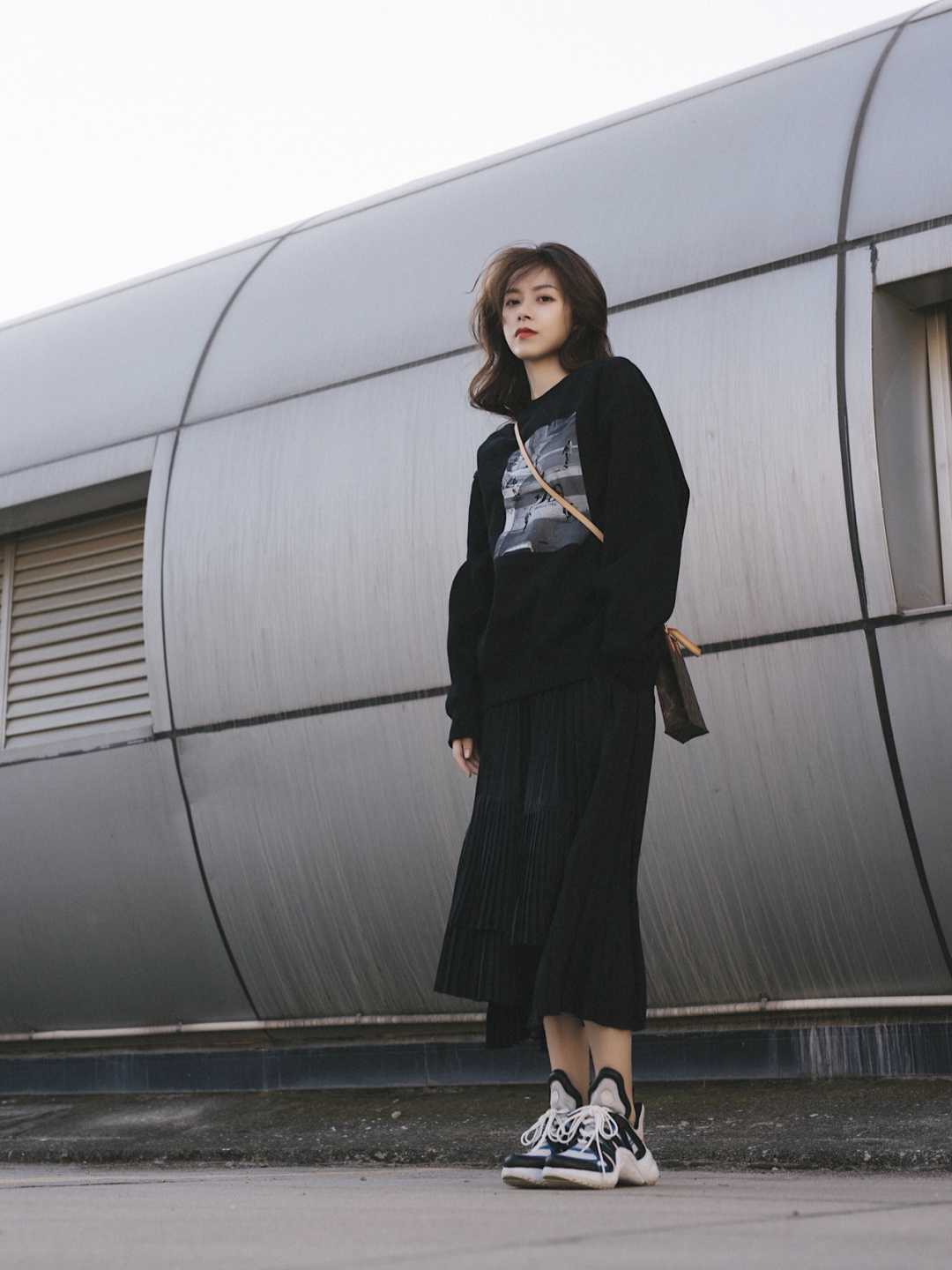 卫衣|黑色半身裙的万能搭配公式全在这,喜欢简约风格的,来这里集合了