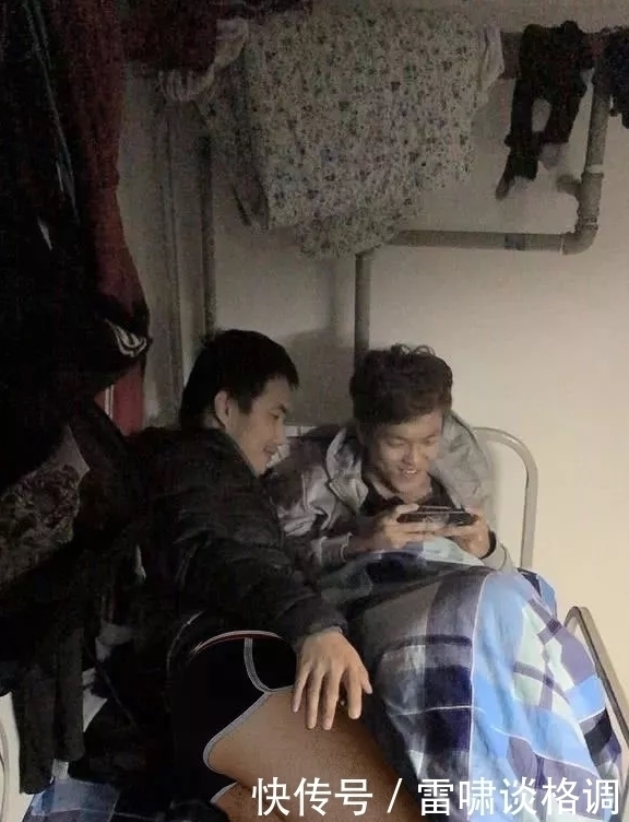 |搞笑PS:求大神帮我P成在路边尿尿,要霸气一点!