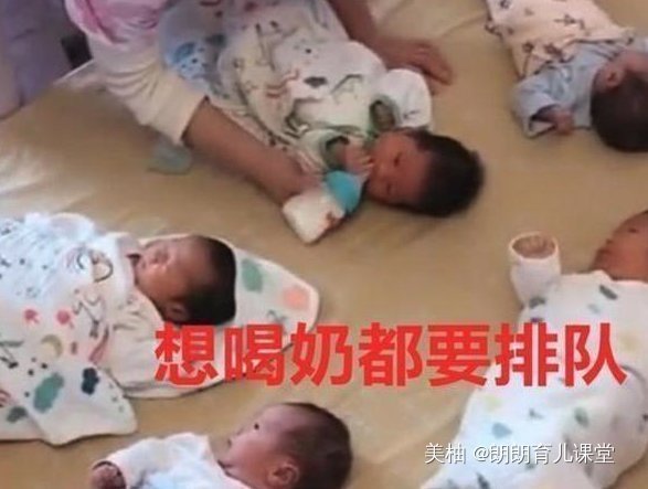 多胞胎|爸爸接孩子放学迟到了,三胞胎女儿扔书包抗议,门卫大爷被逗笑了