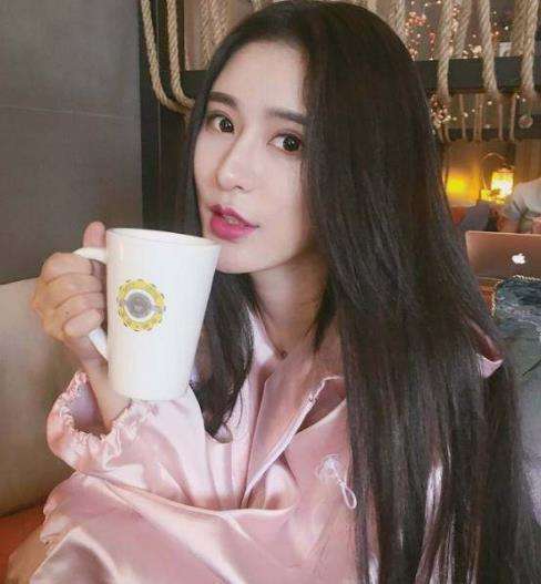 如今|曾经《变形计》最美农村女孩如今成这样,化妆当网红,追星蔡徐坤