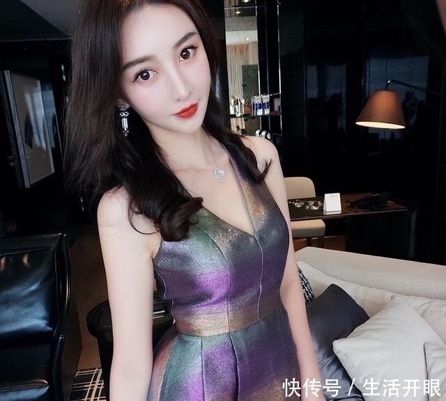 小女人|性感小姐姐搭配深V连衣裙，突显时尚、突显小女人的味道！