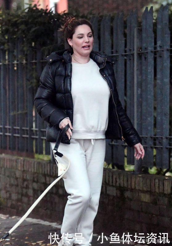 凯莉·布鲁克穿白色套装和黑色羽绒服外出遛狗很惬意