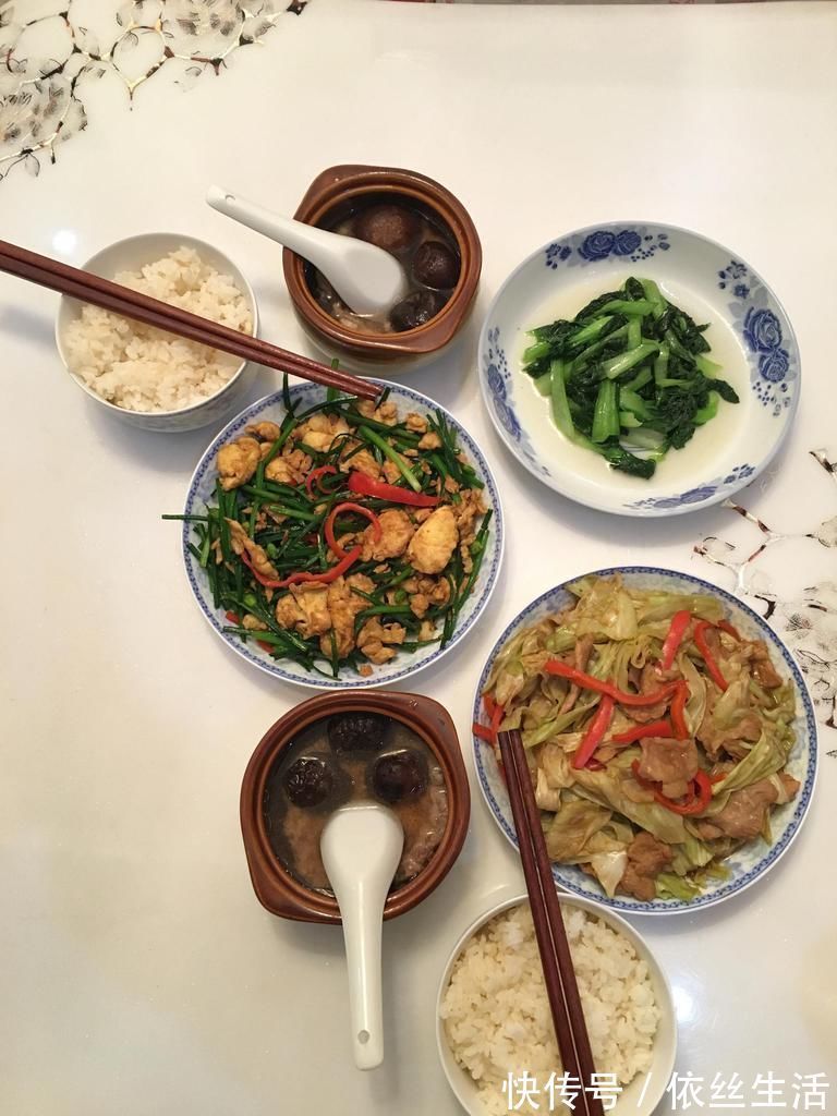 辅食|孩子一岁以后就能吃大人饭？营养师：三岁前娃吃大人饭有“毒”