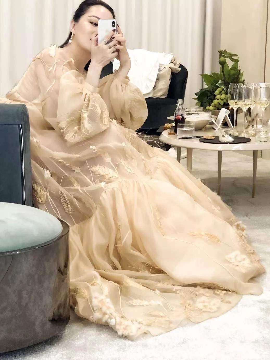 章小蕙真会穿！微胖身材穿大红裙显得高级贵妇感，不愧是名媛本媛