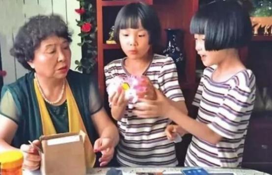 老伴|60岁老人因“失独”再孕,生双胞胎女儿立志活104岁,如今咋样?