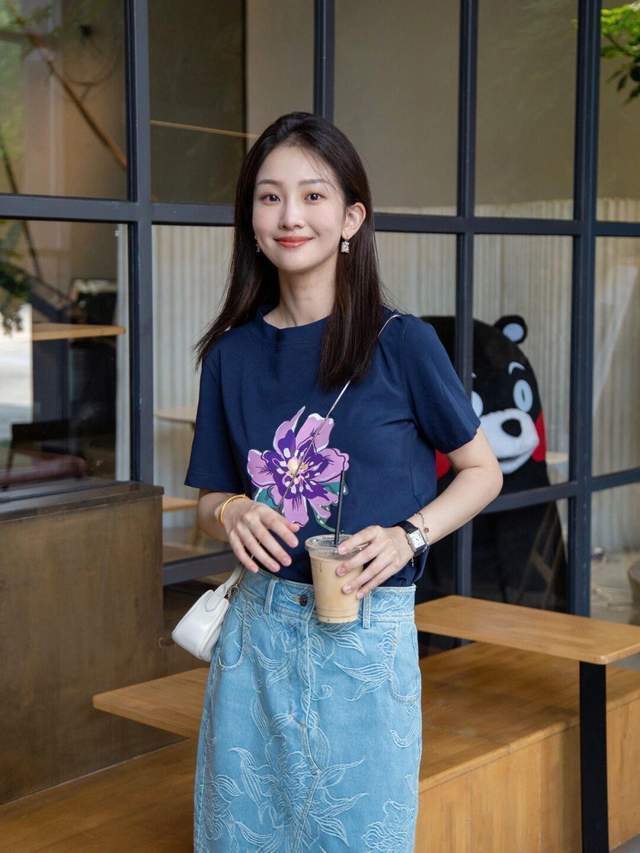 西服|想变成“商圈精英”的女神,试一试西服搭配波点连衣裙,高贵大气