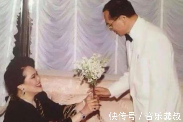 丈夫#诗丽吉“刮宫”治疗后,对普密蓬献花跪下认错,小小举动大有深意