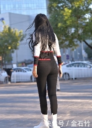 小姐姐|街拍:天气晴朗 心情愉快小姐姐笑容很美