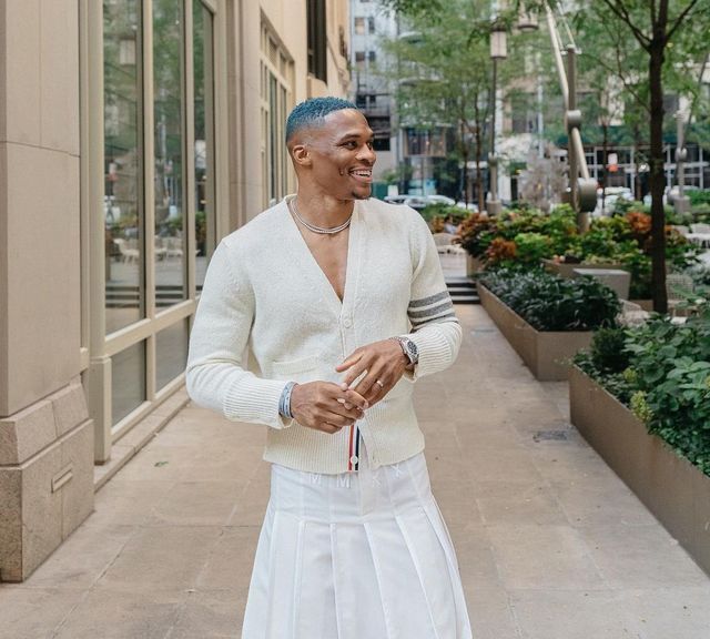 造型|头发染成蓝色+白裙!威少新造型引热议,乐福点赞队友叹与众不同