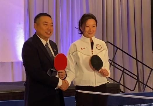 林高远|刘国梁和美国乒协BOSS切磋！主动放高球，对方打丢，马琳解说笑了