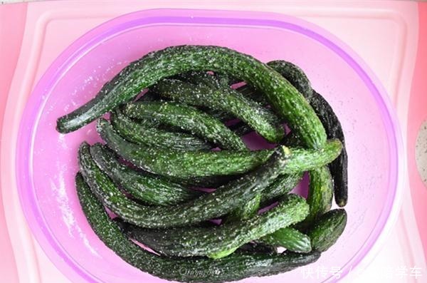 腌黄瓜还只加盐,那就错了!多加这一步,黄瓜嘎嘣脆,久放也不坏!