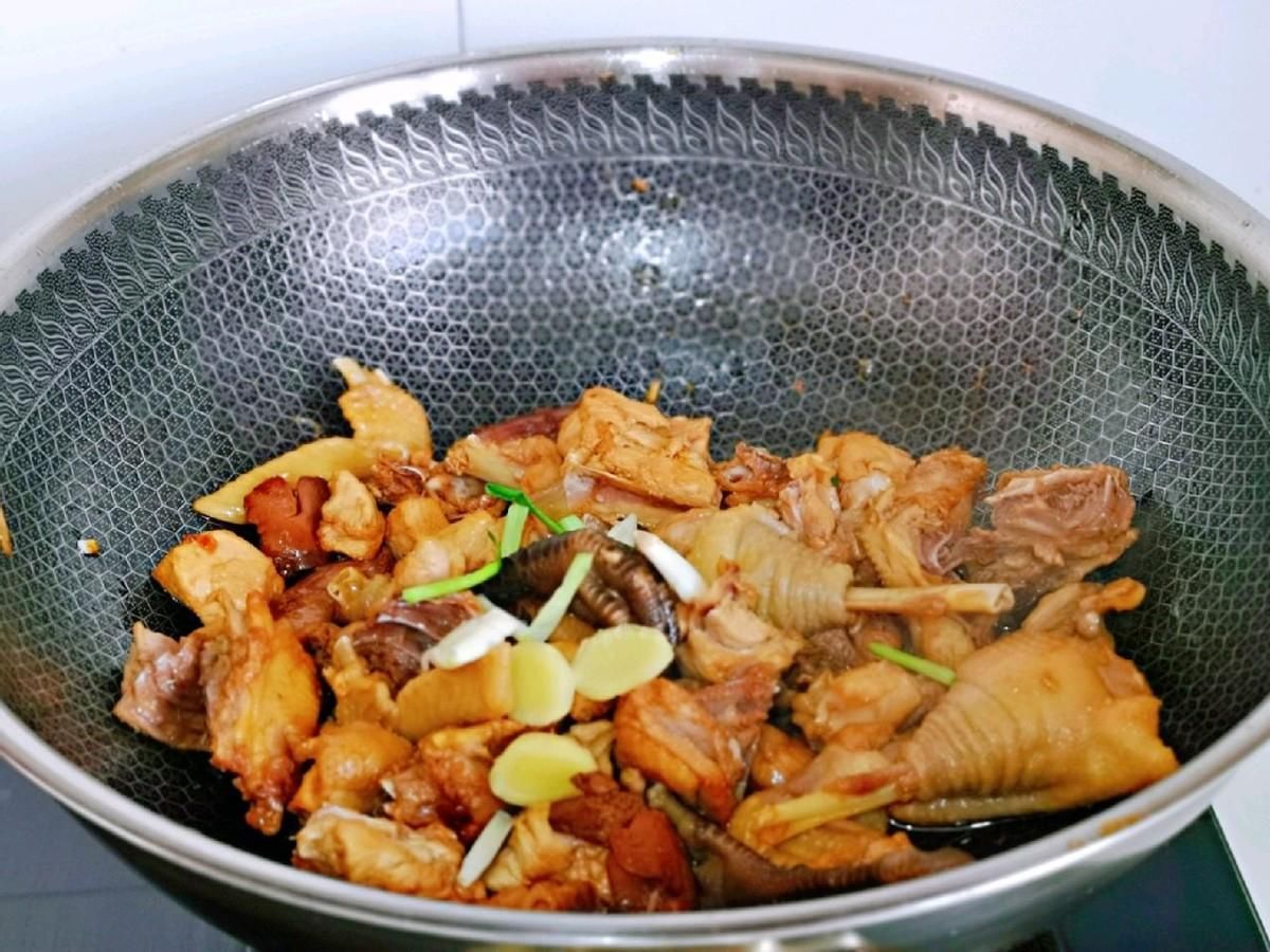 老小|家常红椒烧鸡块，做法简单，鸡肉鲜嫩不柴，全家老小爱吃