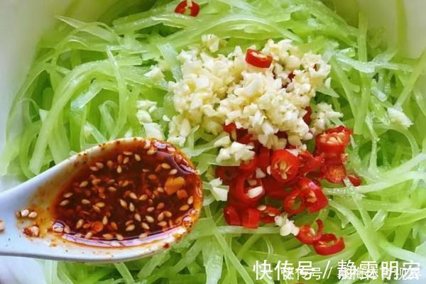 凉拌莴笋丝不要焯水,一招吃遍天,莴笋丝香脆又入味,太开胃了