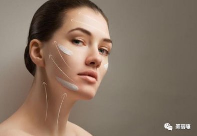 为什么要先涂乳液，再擦爽肤水？美容师说出了原因，庆幸我没用错