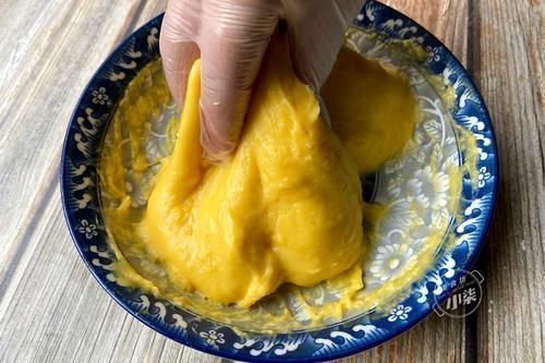 2个红薯,1碗糯米粉,不烤不油炸,简单一做,软糯香甜又多层