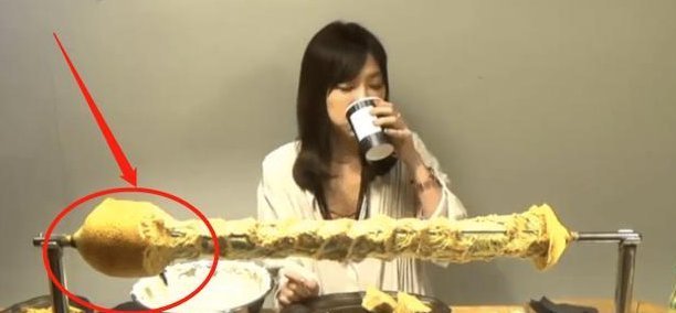 穿帮|大胃王吃1根“木棍蛋糕”,拉远10米穿帮了,网友我能吃3根