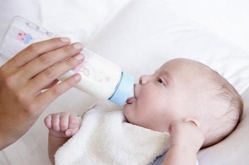 千万别这样处理宝宝喝剩的奶，细菌多易变质！害了宝宝你都不知道