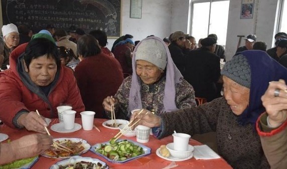 一日三餐|133岁老人抽烟喝酒不运动,长寿秘诀平时做好三件事,不碰一物