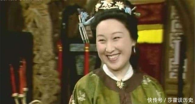 薛家那么有钱,为何香菱弄脏区区一条石榴裙,薛姨妈就埋怨责骂?