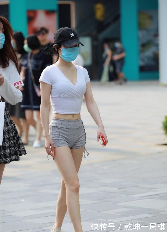 身材高挑|年轻漂亮的小姐姐,时尚地穿着V领吊带和短裤,尽显魅力